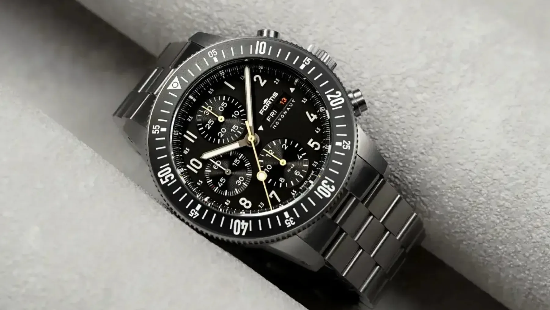 Fortis Novonaut N-42 Titanium Legacy: Titan, ki meri čas v svetlobnih letih