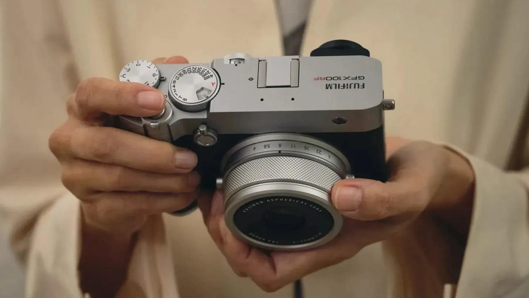 Fujifilm GFX100RF: Najbolj futuristična retro kamera doslej