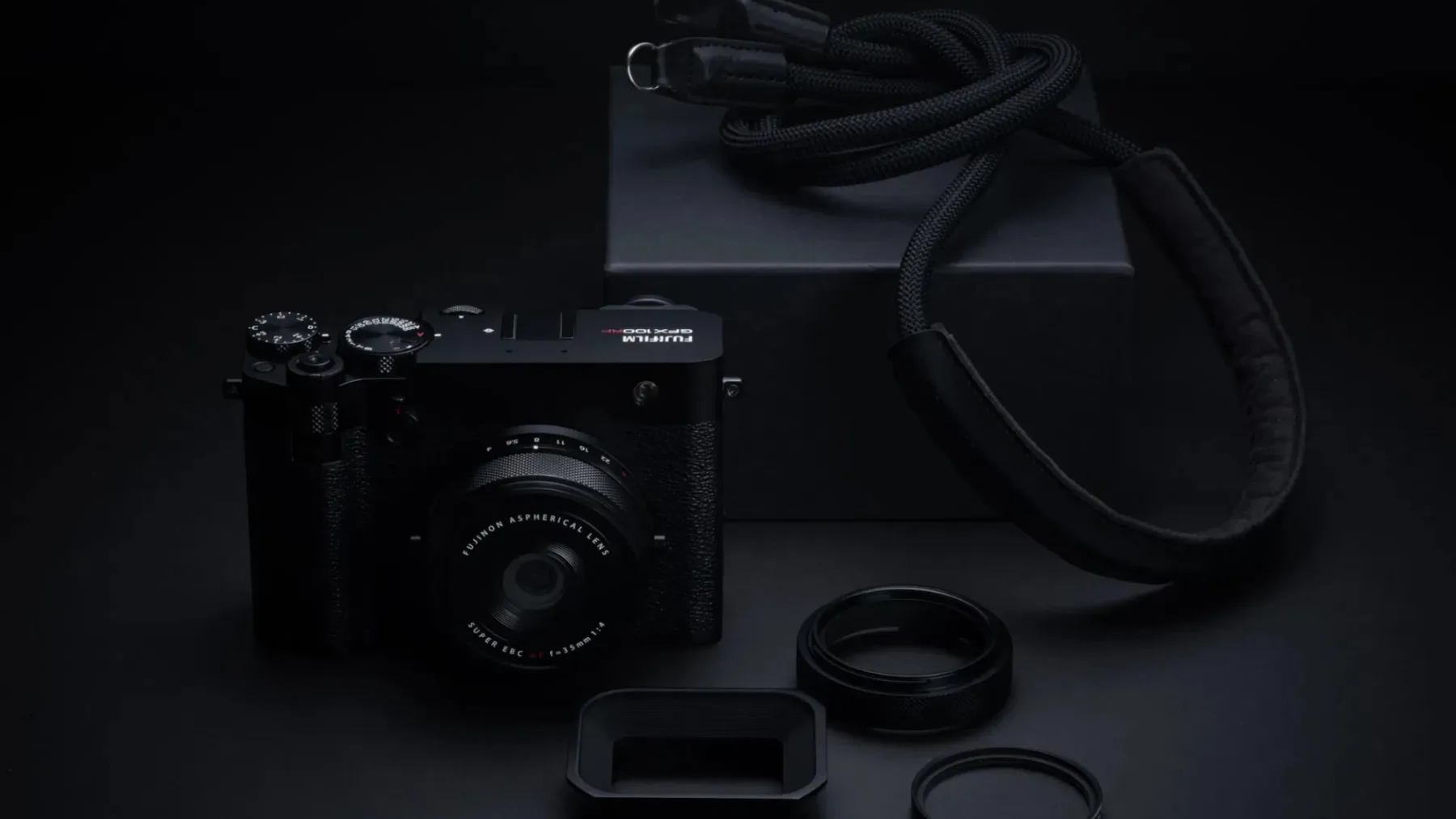 Fujifilm GFX100RF: Najbolj futuristična retro kamera doslej