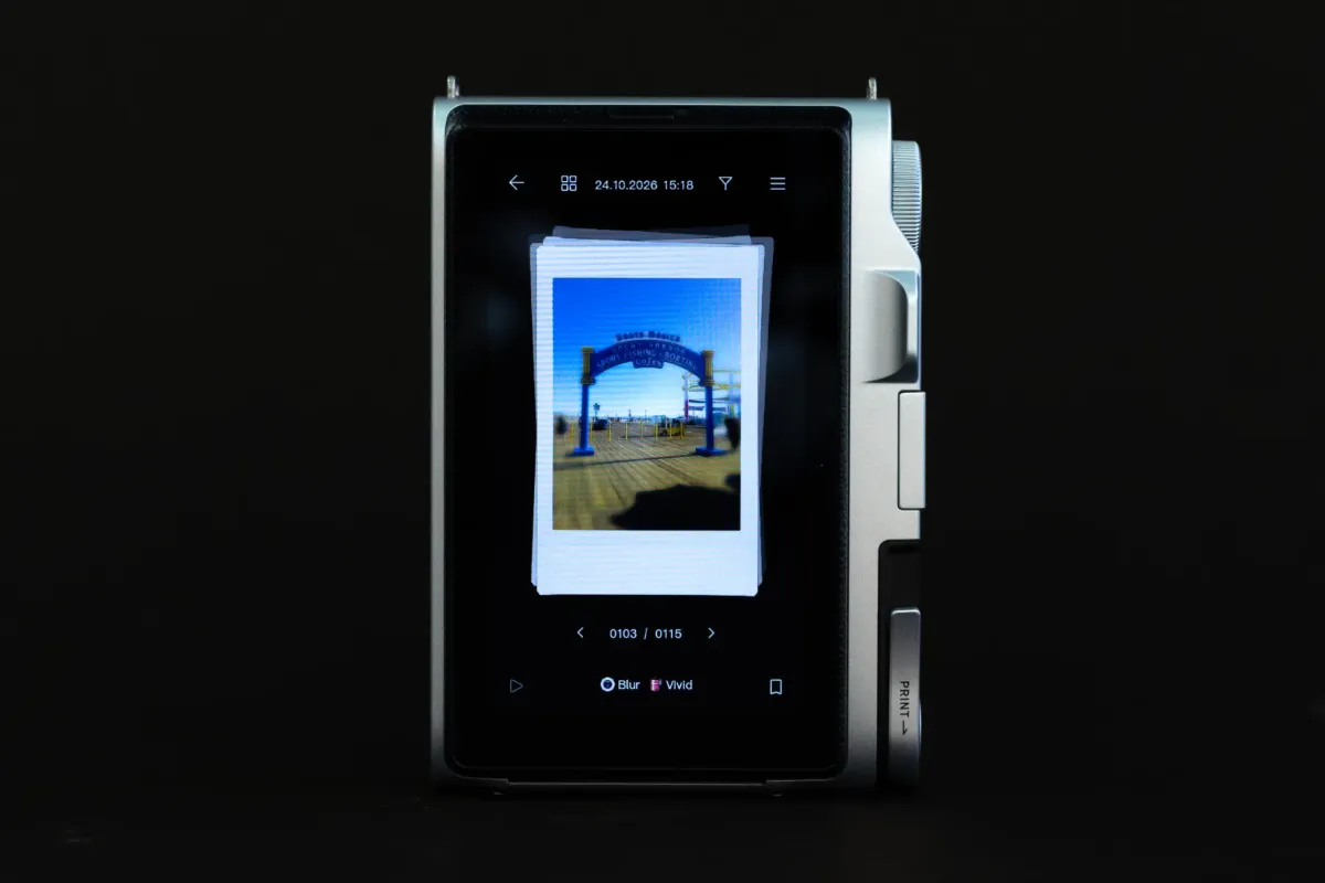 Zasnova in detajli fotoaparata Instax Mini Evo 2