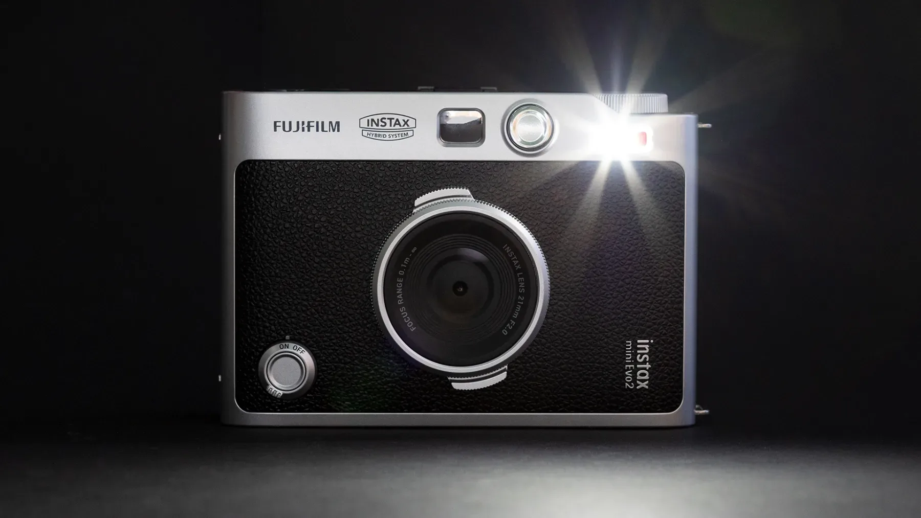 Fujifilm Instax Mini Evo 2: Ko se digitalni razum poroči z analogno nostalgijo