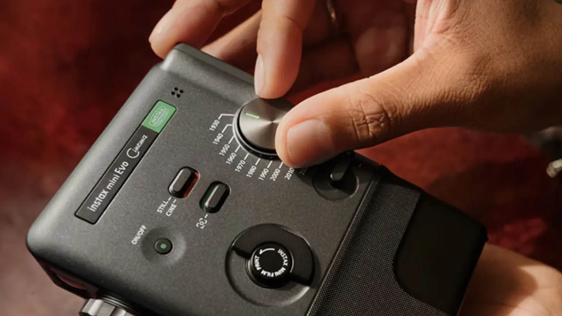 Fujifilm Instax Mini Evo Cinema: Časovni stroj, ki tiska video – in to je najboljša neumnost leta 2026