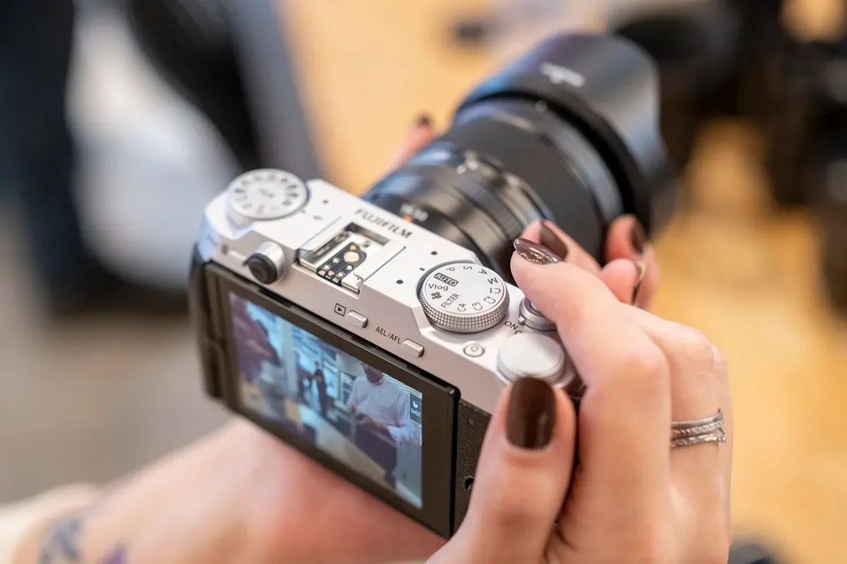 Fujifilm X-M5: popoln vlogerski fotoaparat za proračunsko ceno?