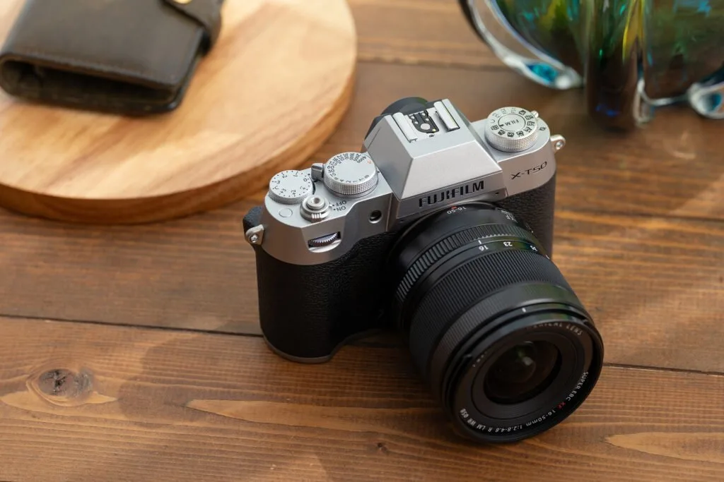 Fujifilm X-T50: brezzrcalni fotoaparat, ki prinaša filmsko magijo v digitalno dobo