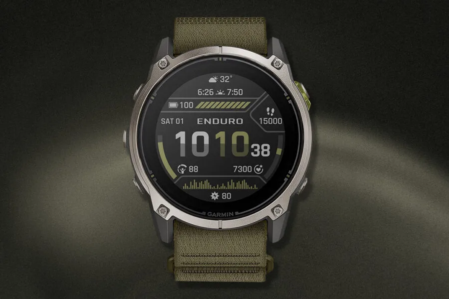 Garmin Enduro 4: Neprebojni titan za zapestje, ki se odkrito posmehuje vsem polnilnim kablom