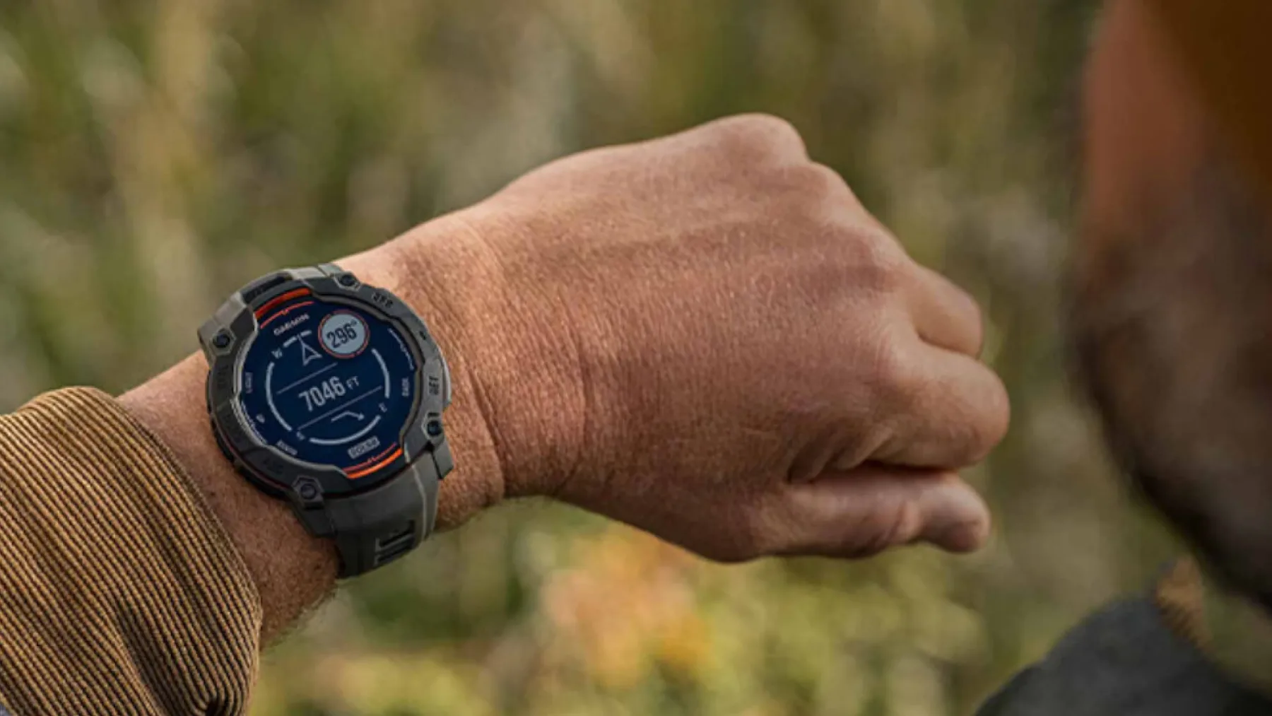 Garmin Instinct 3: Trpežna pametna ura zdaj z AMOLED zaslonom, večjo baterijsko učinkovitostjo in vgrajeno svetilko