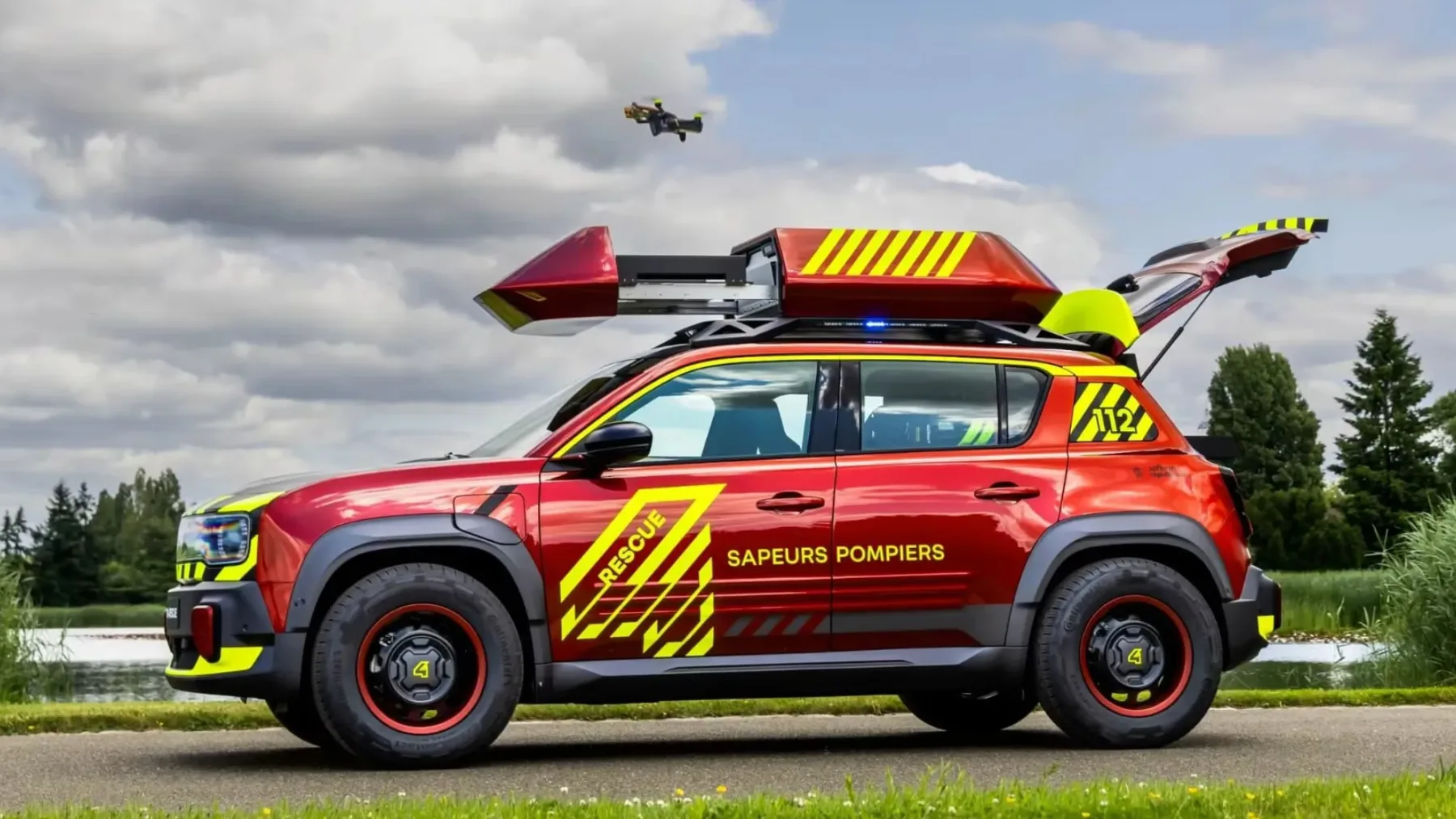 Gasilski avto, ki nekaj skriva: Renault Vision 4Rescue je revolucija v gasilskih intervencijah z Renault 4
