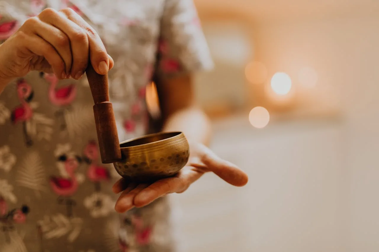 Gong meditacija: starodavna umetnost zdravljenja z zvokom osvaja svet