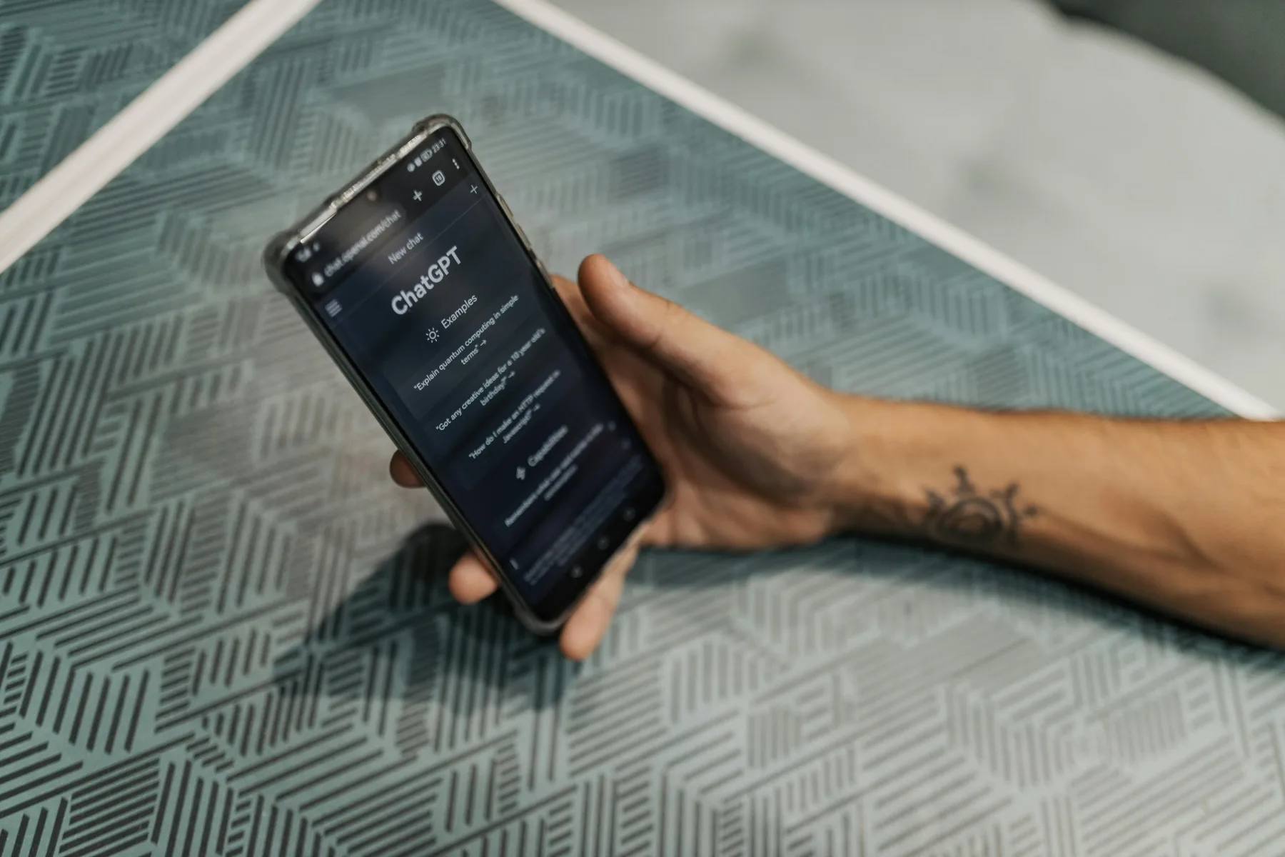 Google Gemini Nano vs Apple Intelligence: Kdo bo kraljeval med AI osebnimi asistenti v letu 2025?