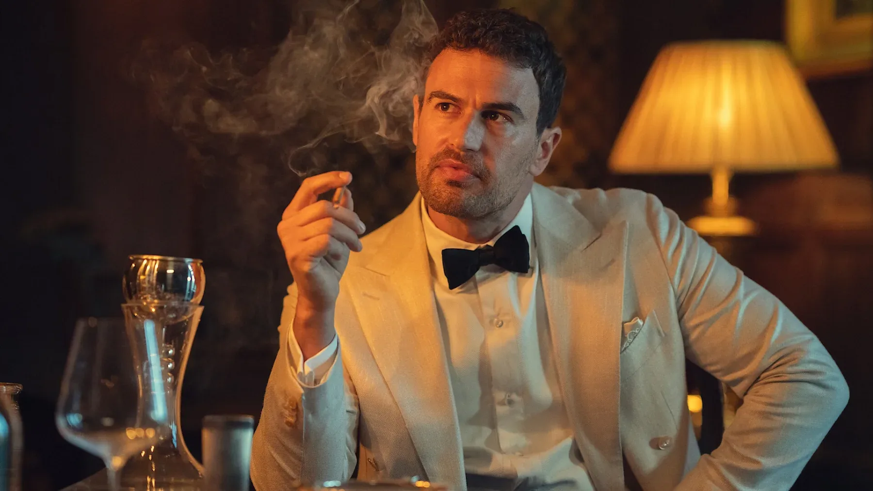 Serija Gospoda (The Gentlemen) se vrača na Netflix: Kaj prinaša 2. sezona in zakaj bo še bolj napeta?