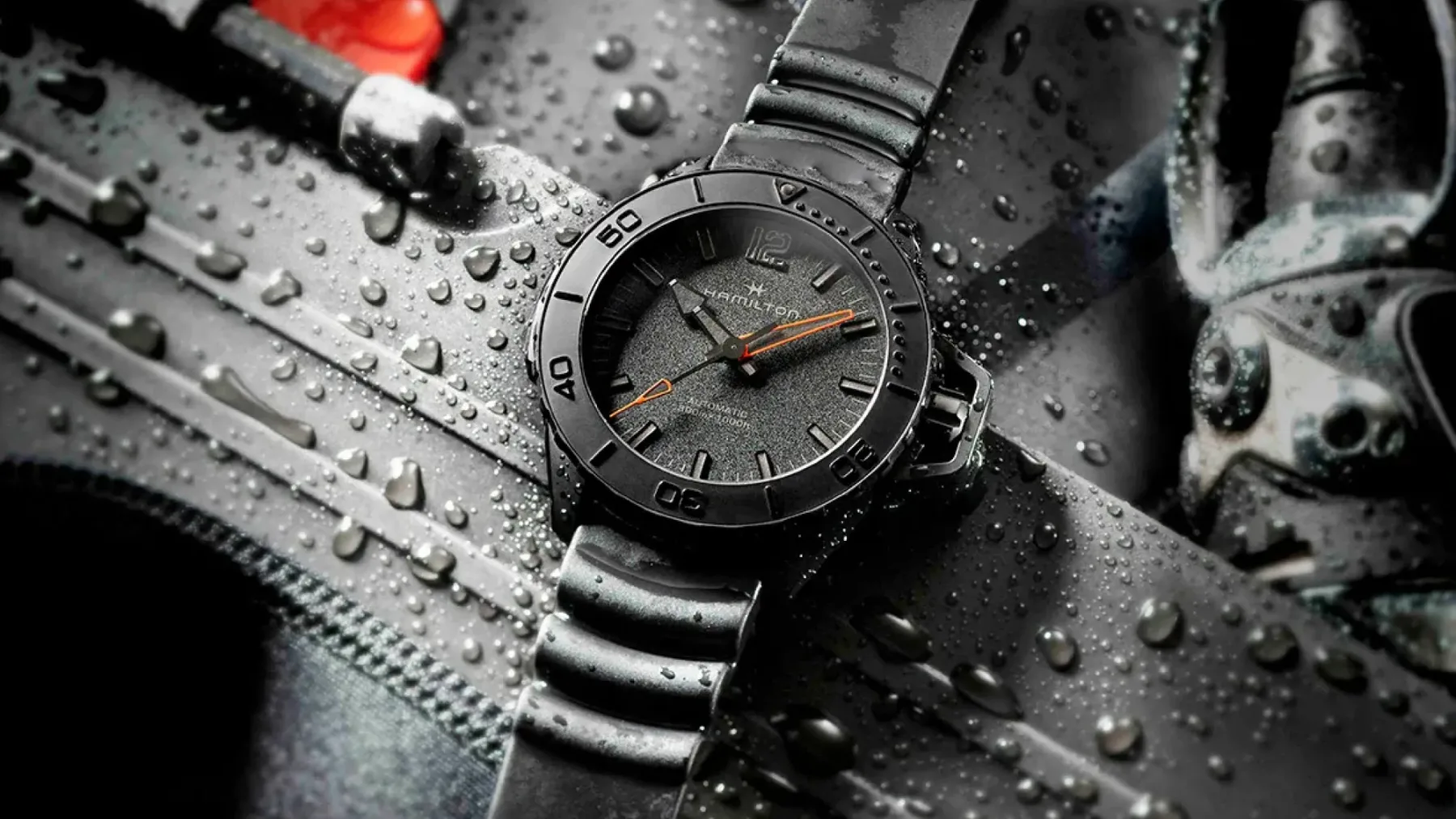 Hamilton Khaki Navy Frogman: Ko tema sreča svetlobo