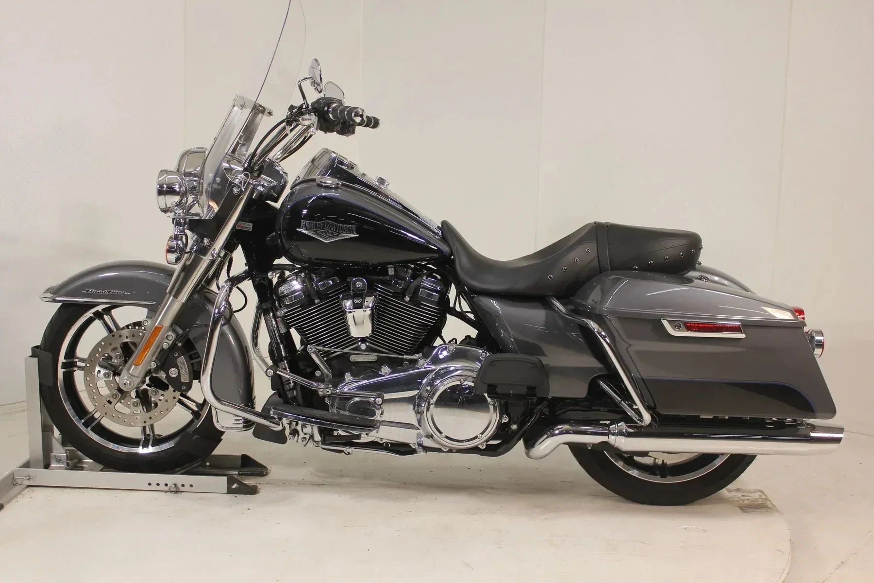 Harley-Davidson Road King ST (2027): Legenda se vrača z brutalnim navorom in nesramnim šarmom