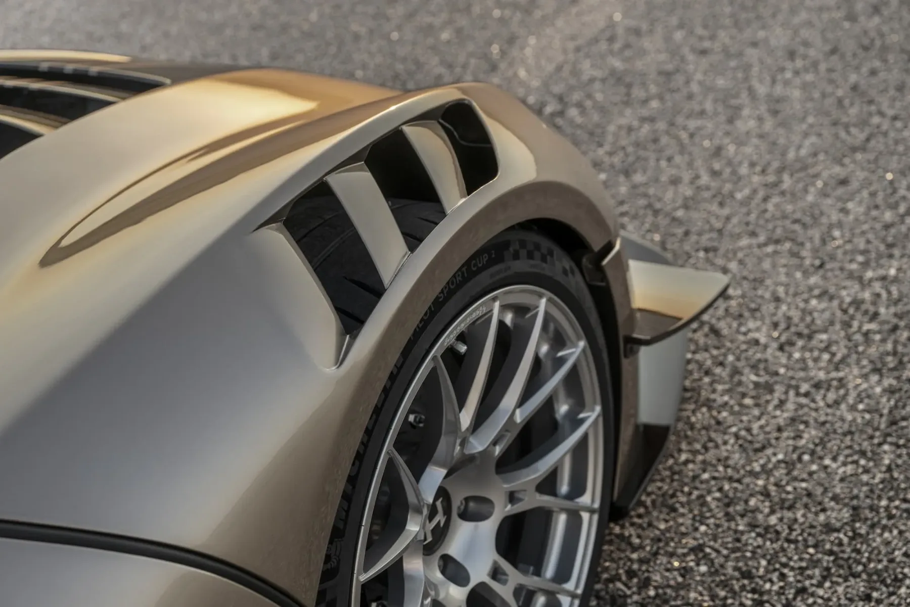 Hennessey Venom F5 Revolution LF – ročni hypercar z 2.031 “konji” in Maverickov podpis