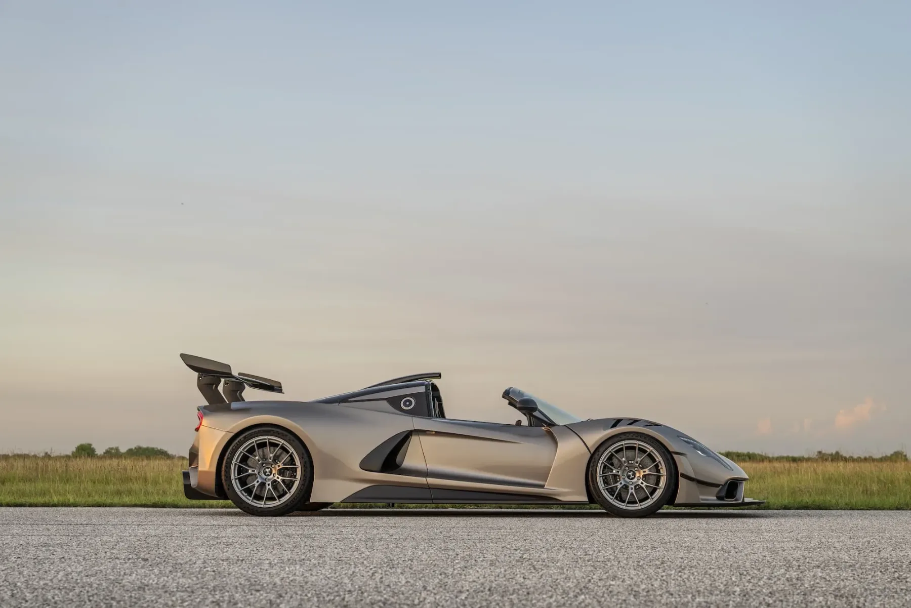 Hennessey Venom F5 Revolution LF – ročni hypercar z 2.031 “konji” in Maverickov podpis