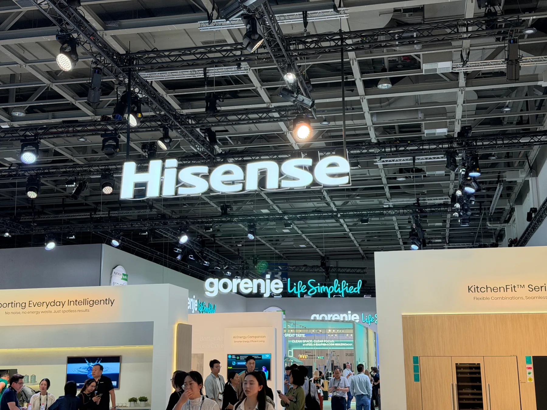Hisense na IFA 2026: dom, ki misli namesto vas, in televizor, ki je postal inteligenca vaše hiše
