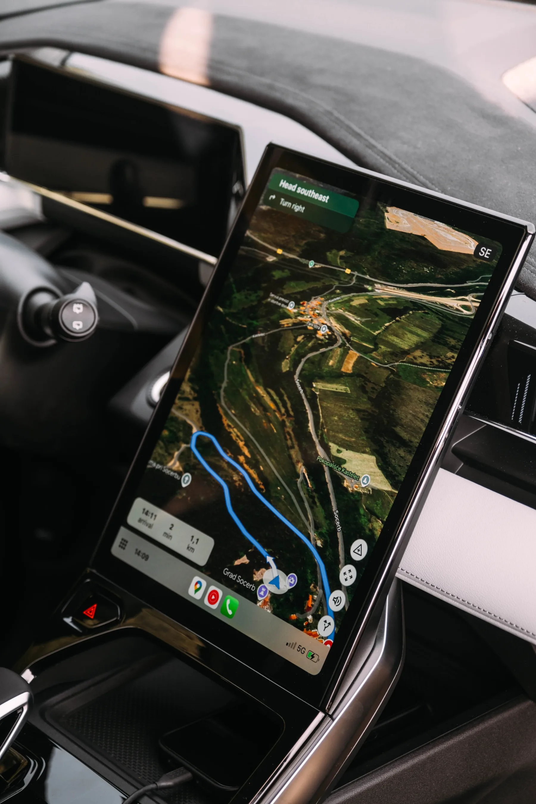 Hitri avto test – Geely StarRay: SUV, ki ne prihaja v Evropo s cvetjem in opravičili