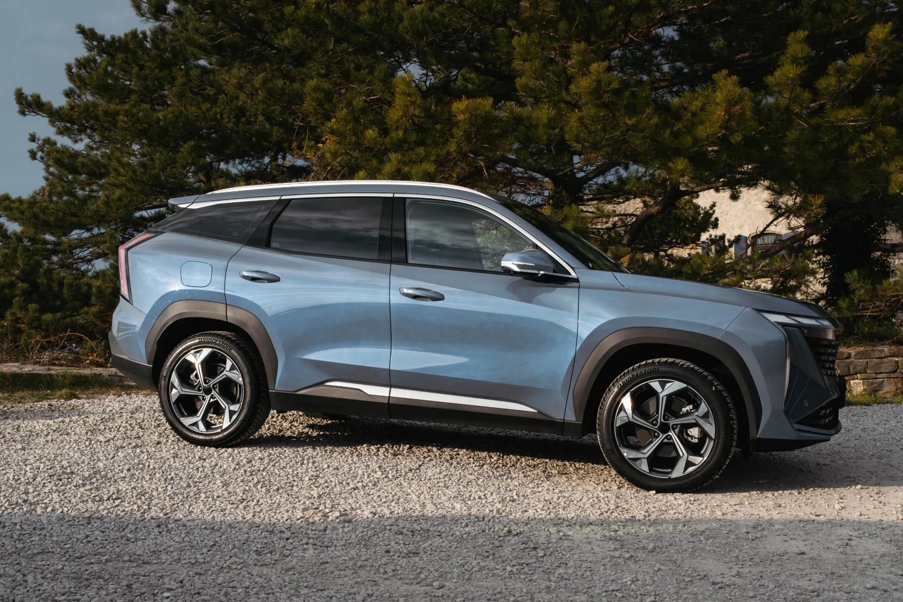 Hitri avto test – Geely StarRay: SUV, ki ne prihaja v Evropo s cvetjem in opravičili