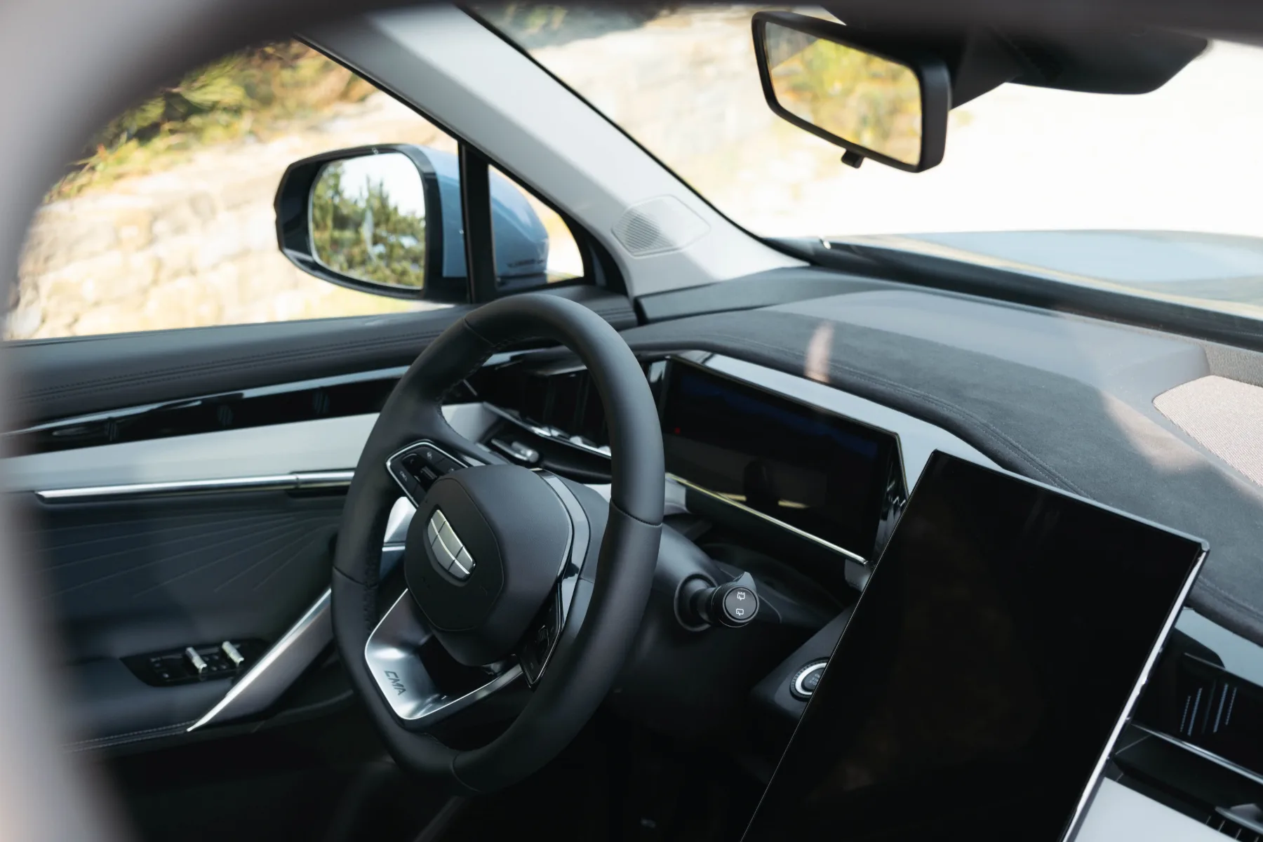 Hitri avto test – Geely StarRay: SUV, ki ne prihaja v Evropo s cvetjem in opravičili