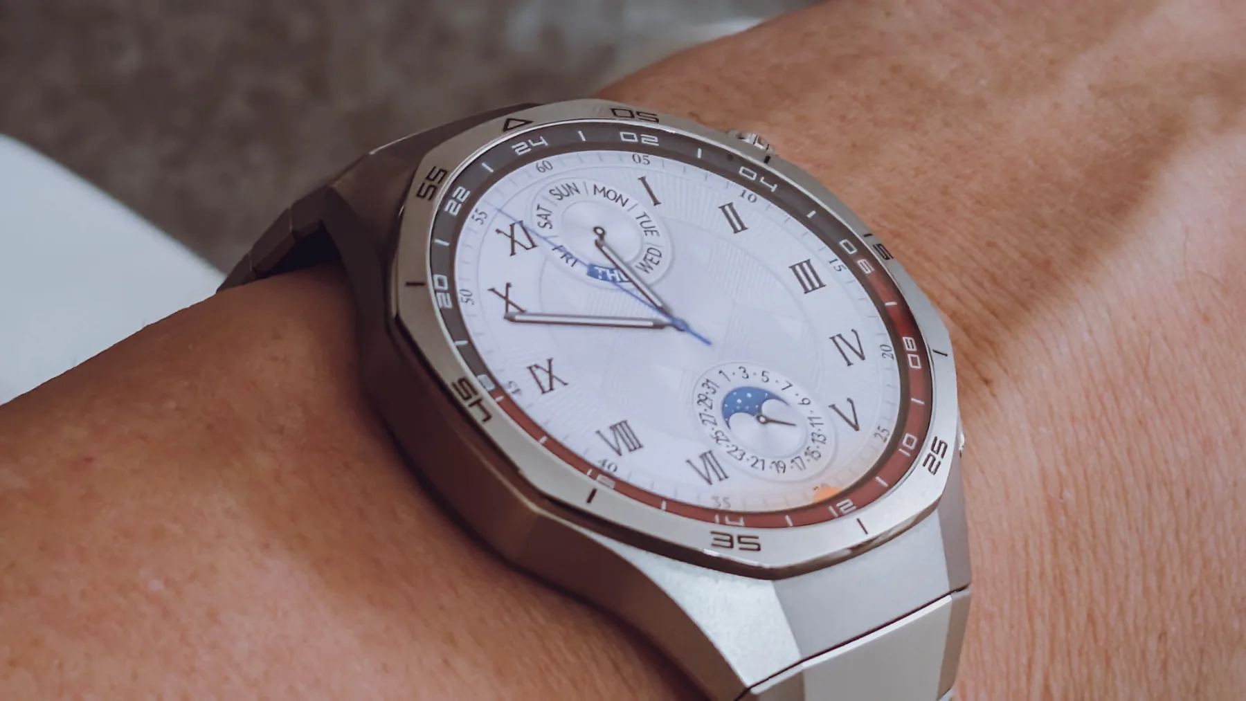 Hitri test – Huawei Watch GT 5 Pro: Titan, safir in obljuba, da boš bolj fit (ali pa vsaj bolje izgledal)