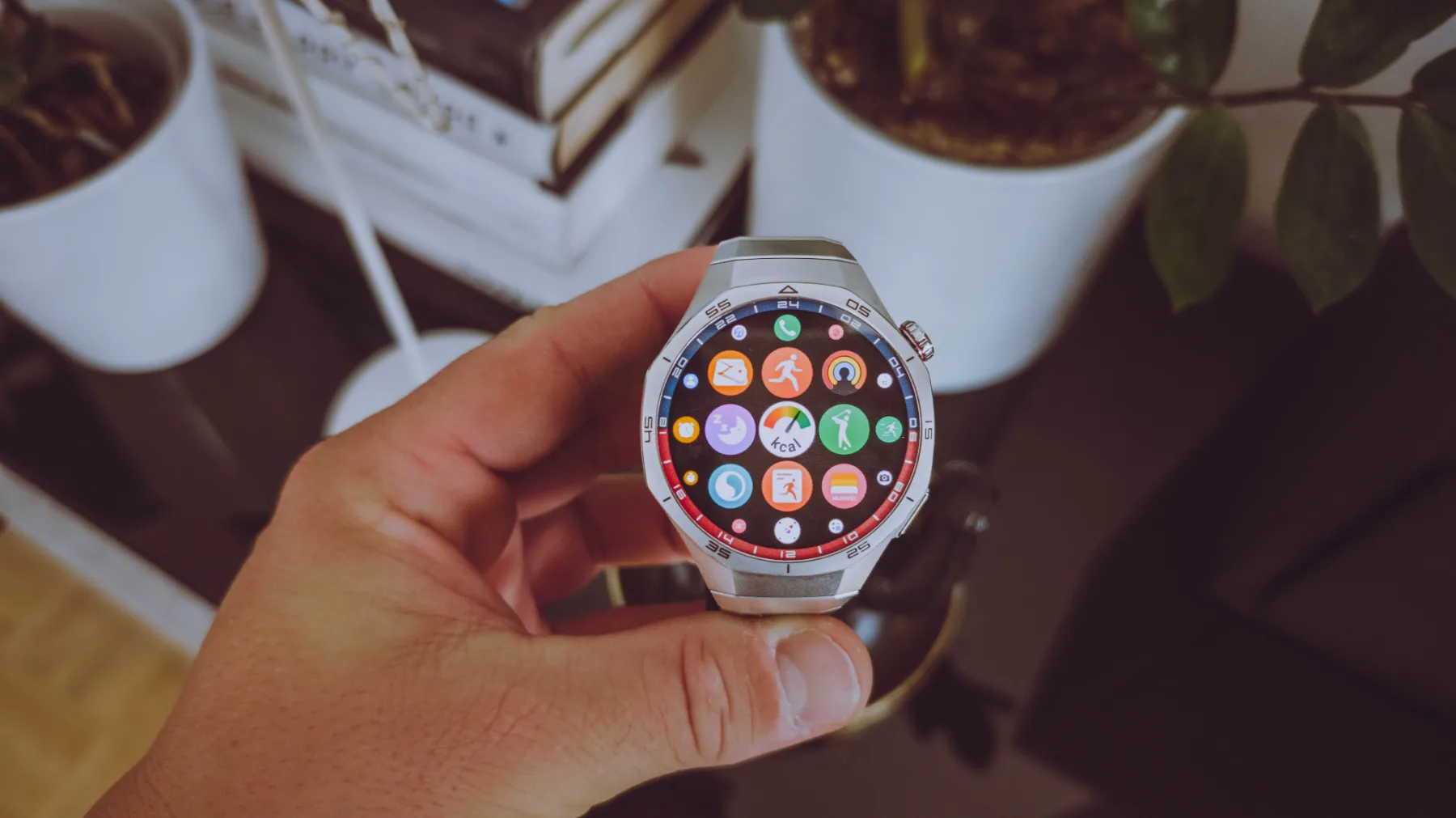 Hitri test – Huawei Watch GT 5 Pro: Titan, safir in obljuba, da boš bolj fit (ali pa vsaj bolje izgledal)