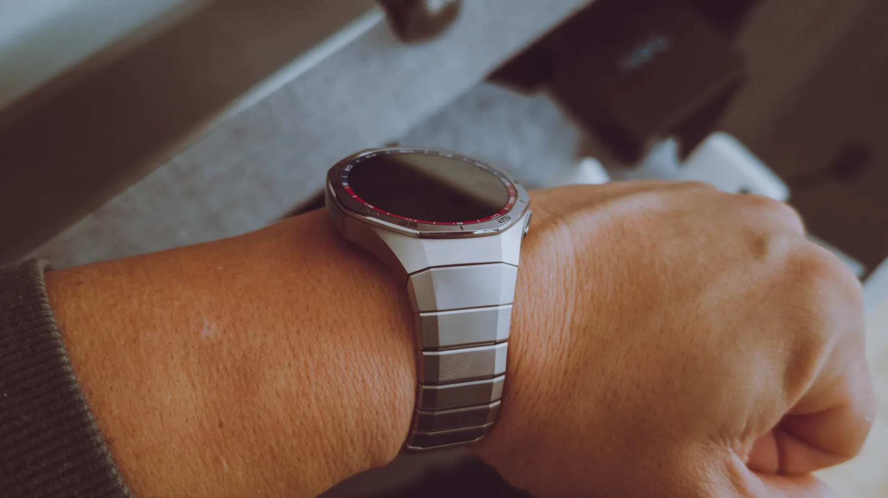 Hitri test – Huawei Watch GT 5 Pro: Titan, safir in obljuba, da boš bolj fit (ali pa vsaj bolje izgledal)