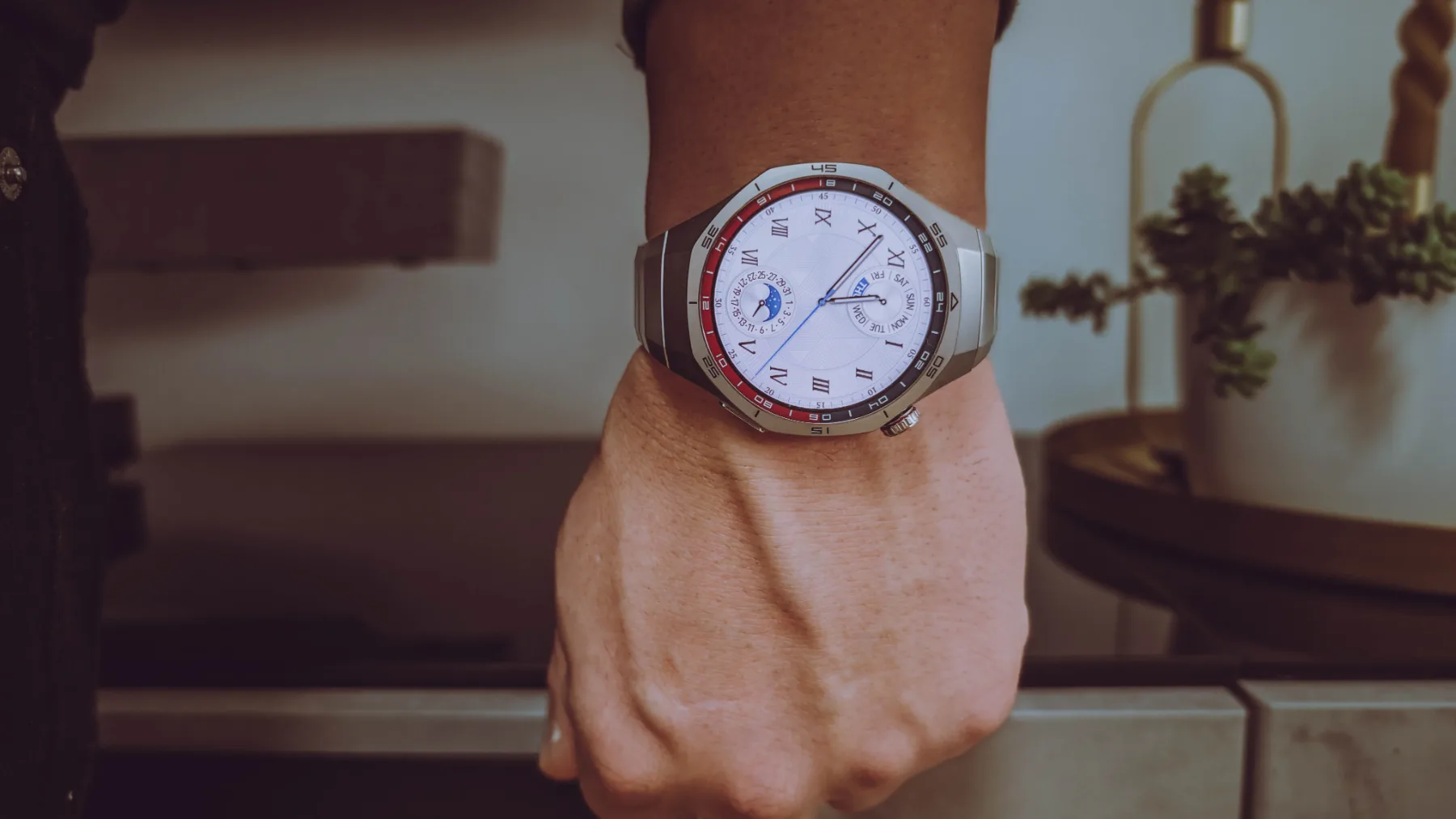Hitri test – Huawei Watch GT 5 Pro: Titan, safir in obljuba, da boš bolj fit (ali pa vsaj bolje izgledal)