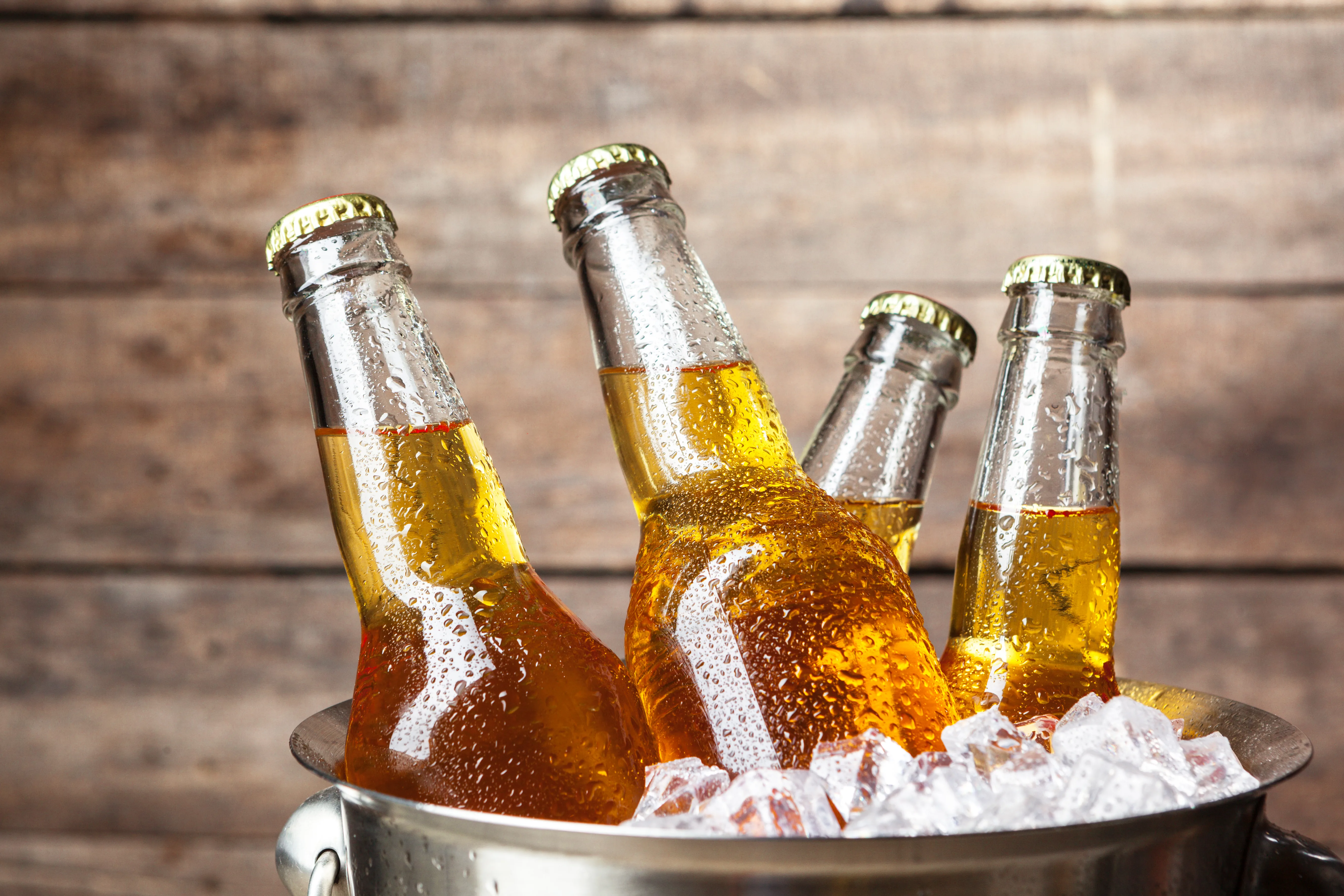 Hladno pivo v 5 minutah: to je najbolj učinkovit trik za hlajenje toplega piva v le 5 minutah
