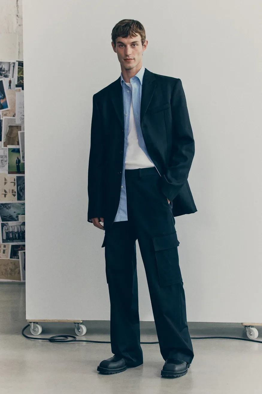 H&M Atelier jesen-zima 2025 razkriva novo moško uniformo: Industrijski šik s pridihom haute couture