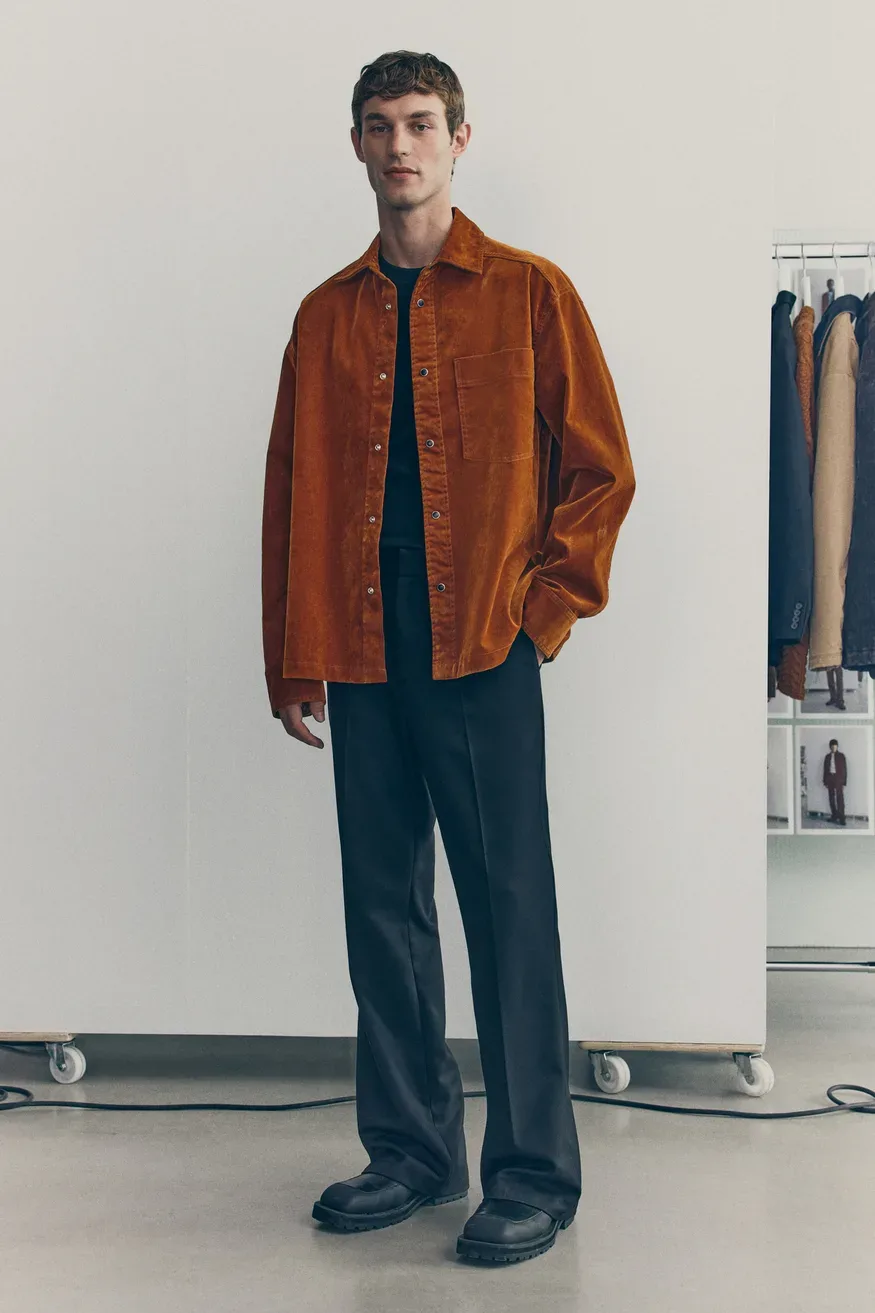 H&M Atelier jesen-zima 2025 razkriva novo moško uniformo: Industrijski šik s pridihom haute couture