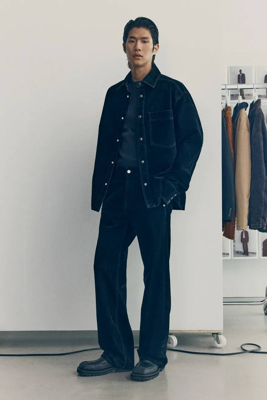 H&M Atelier jesen-zima 2025 razkriva novo moško uniformo: Industrijski šik s pridihom haute couture