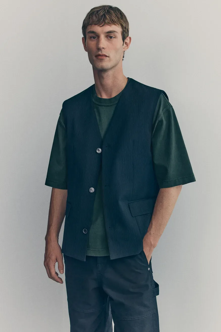 H&M Atelier jesen-zima 2025 razkriva novo moško uniformo: Industrijski šik s pridihom haute couture