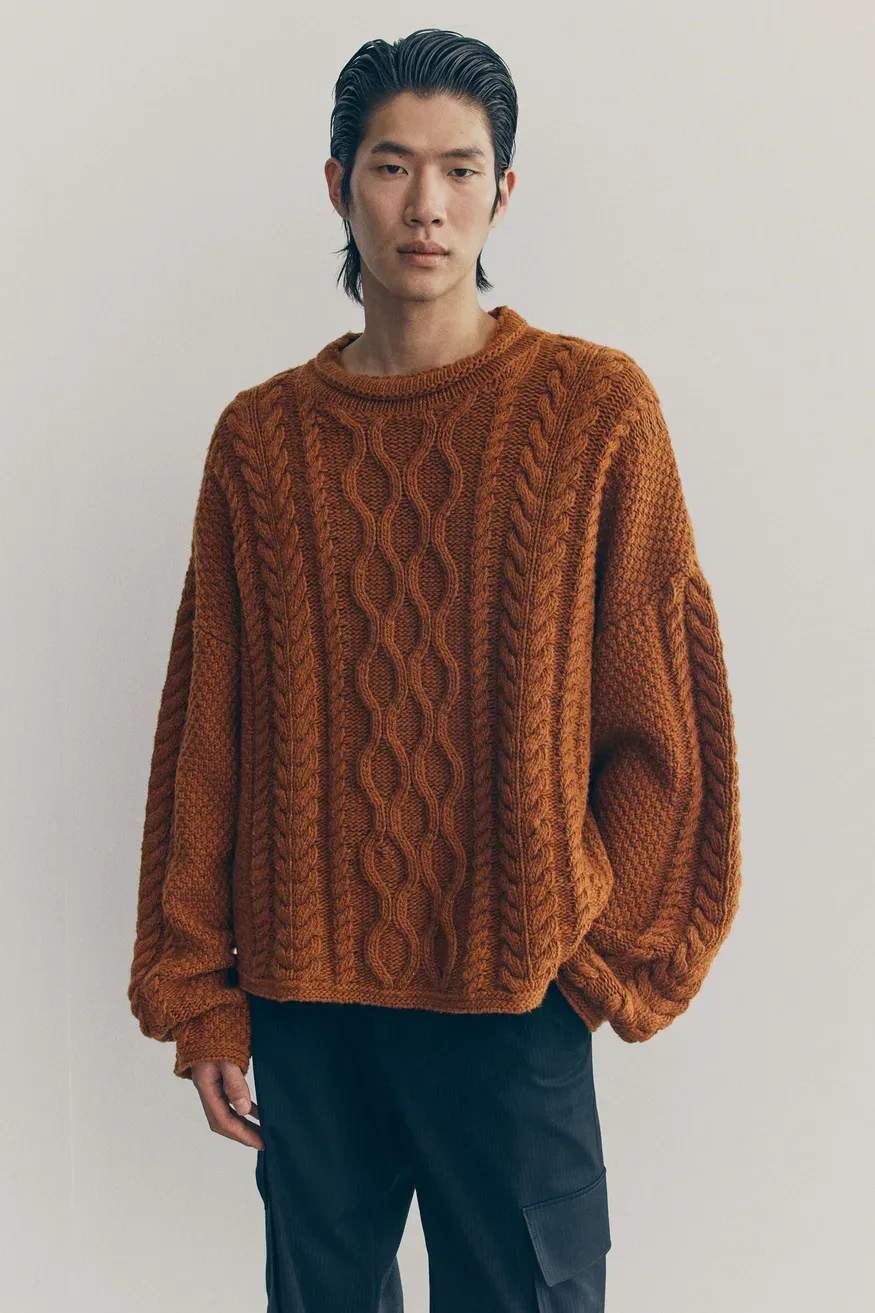 H&M Atelier jesen-zima 2025 razkriva novo moško uniformo: Industrijski šik s pridihom haute couture