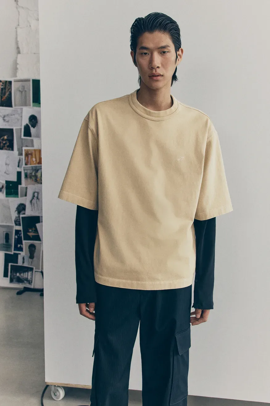 H&M Atelier jesen-zima 2025 razkriva novo moško uniformo: Industrijski šik s pridihom haute couture