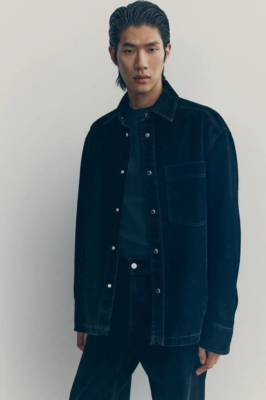 H&M Atelier jesen-zima 2025 razkriva novo moško uniformo: Industrijski šik s pridihom haute couture