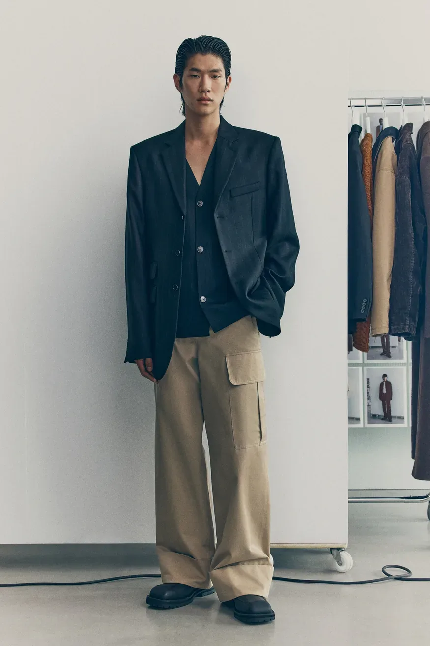 H&M Atelier jesen-zima 2025 razkriva novo moško uniformo: Industrijski šik s pridihom haute couture