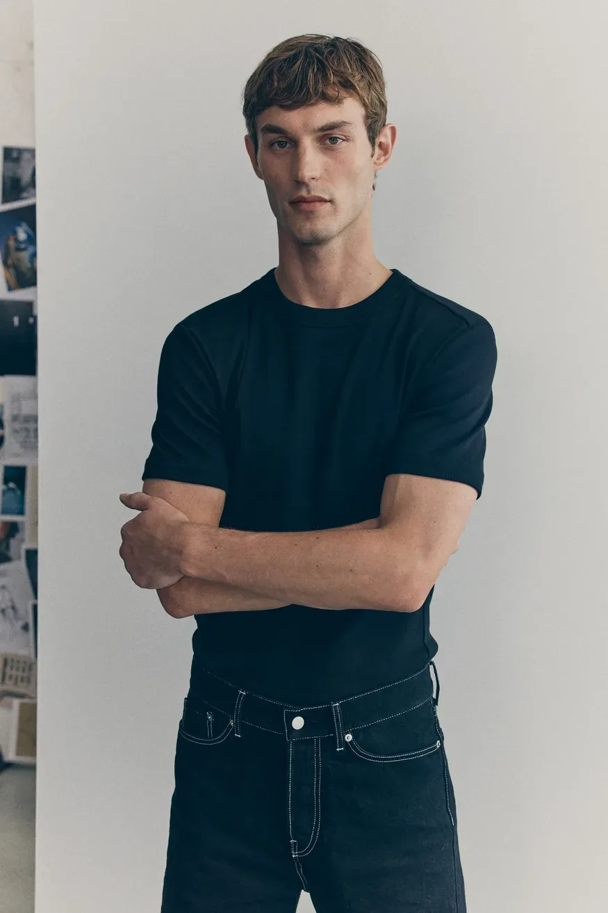 H&M Atelier jesen-zima 2025 razkriva novo moško uniformo: Industrijski šik s pridihom haute couture