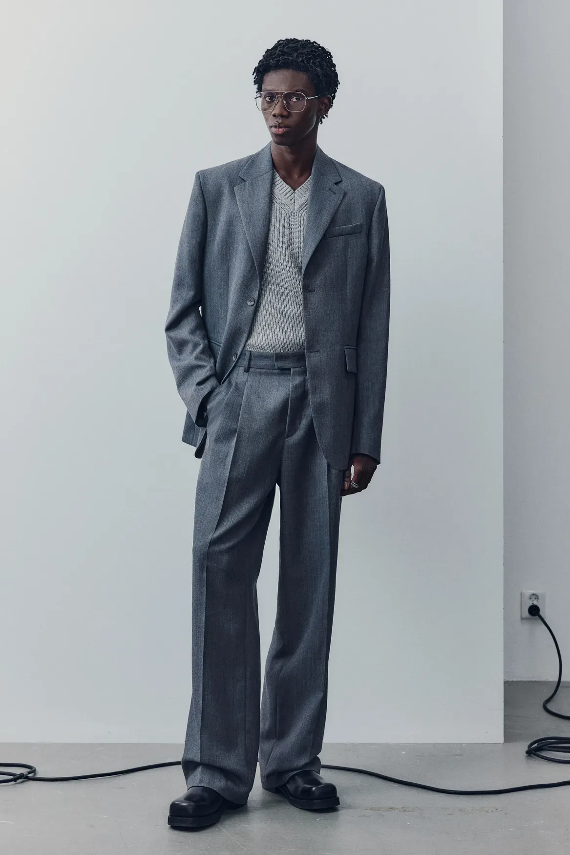H&M Atelier Pre-Fall 2025: Ko poslovna uniforma sreča umetnost ležernega stila