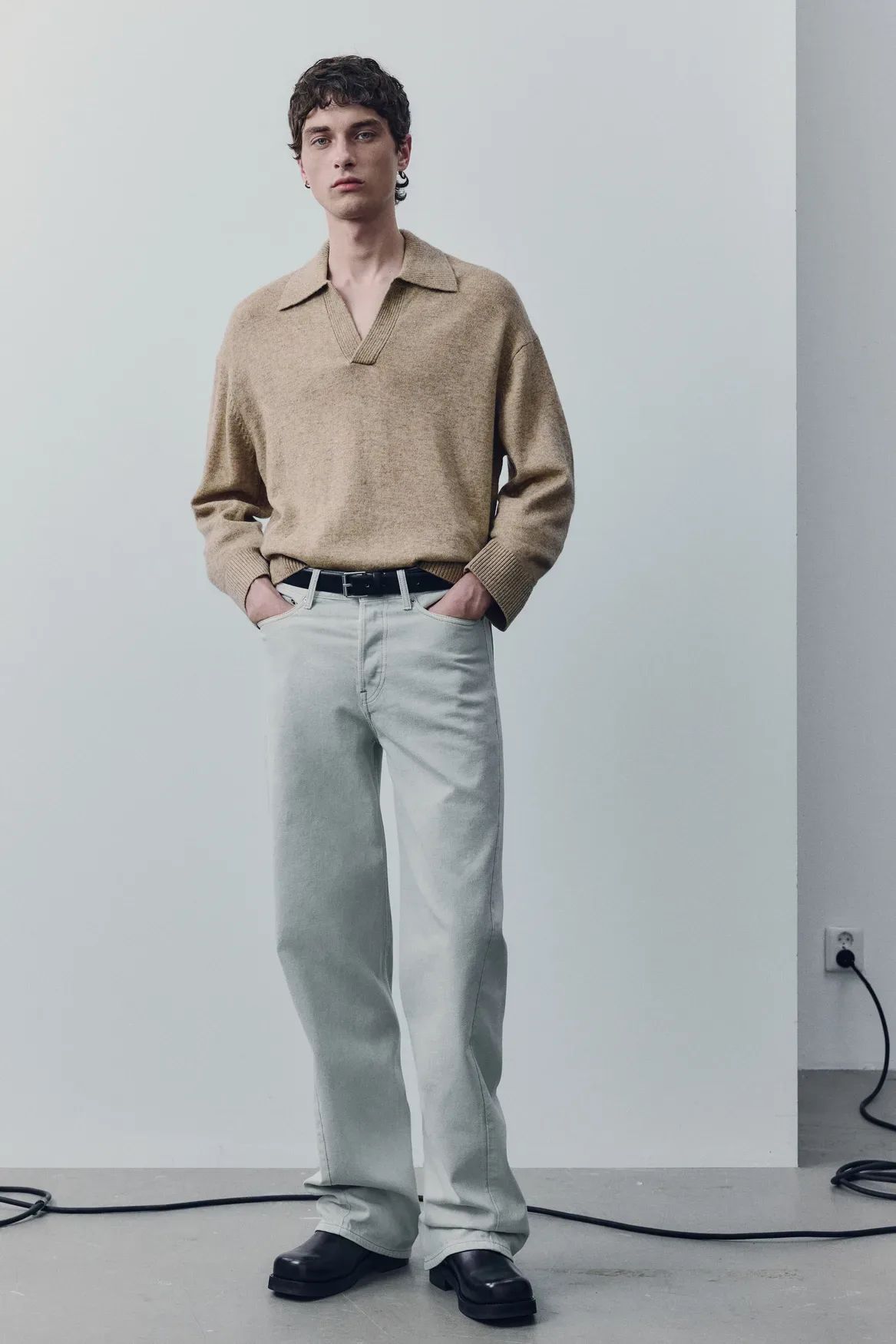 H&M Atelier Pre-Fall 2025: Ko poslovna uniforma sreča umetnost ležernega stila
