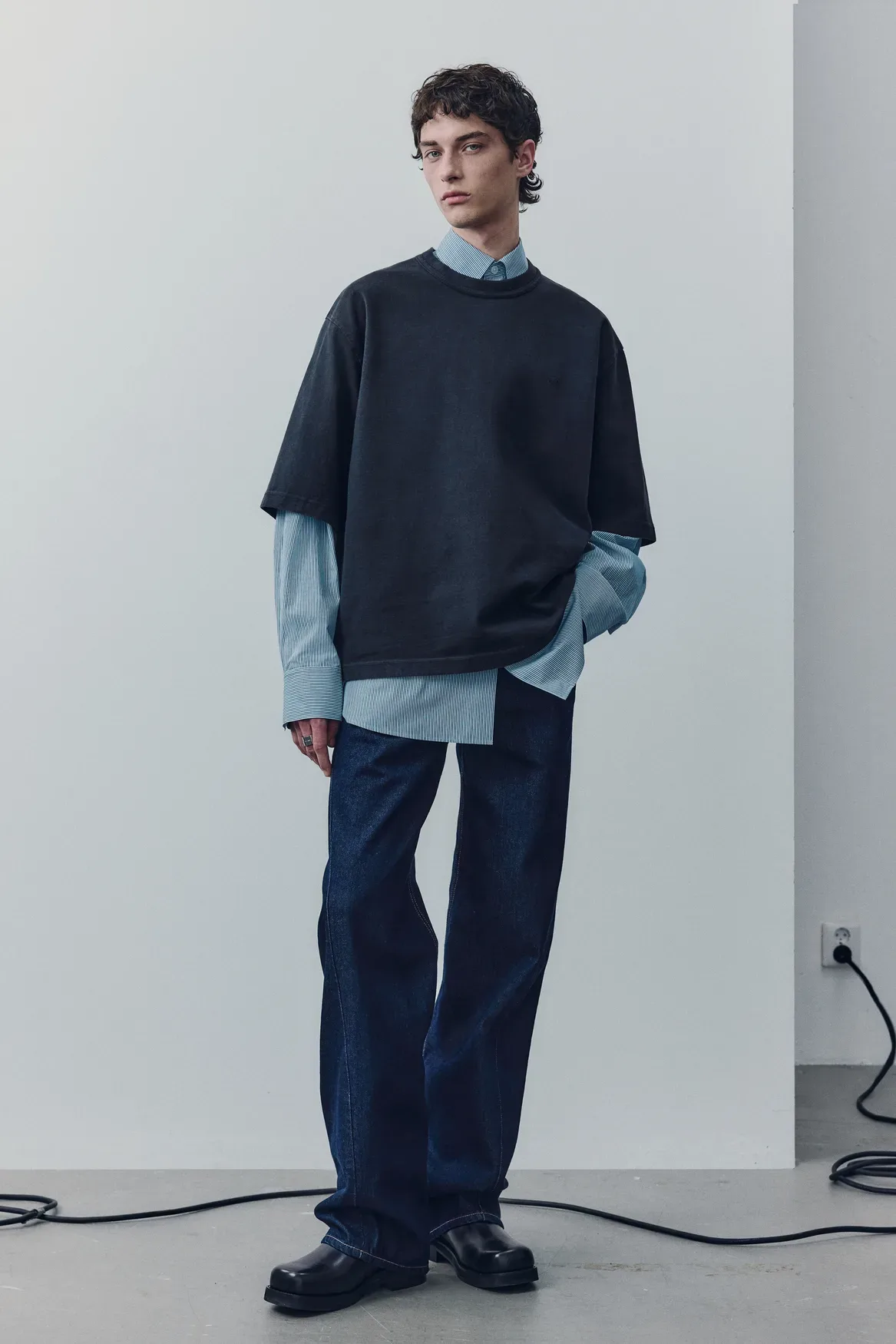 H&M Atelier Pre-Fall 2025: Ko poslovna uniforma sreča umetnost ležernega stila