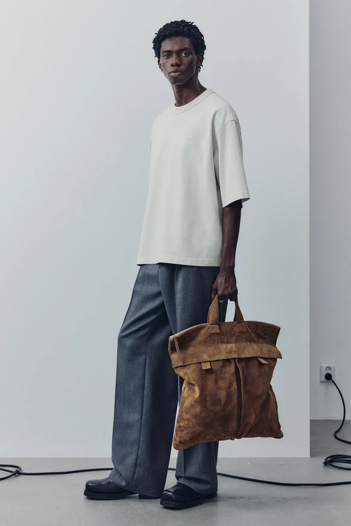 H&M Atelier Pre-Fall 2025: Ko poslovna uniforma sreča umetnost ležernega stila