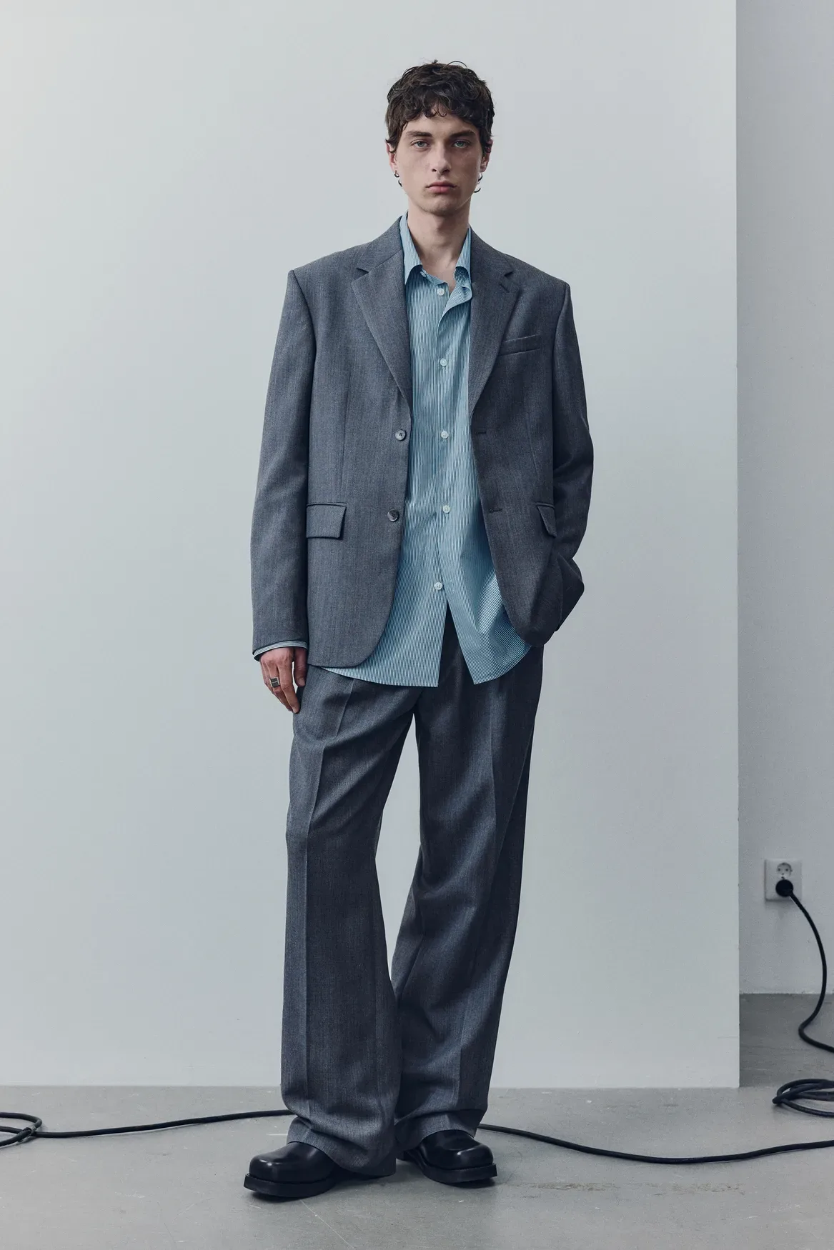 H&M Atelier Pre-Fall 2025: Ko poslovna uniforma sreča umetnost ležernega stila