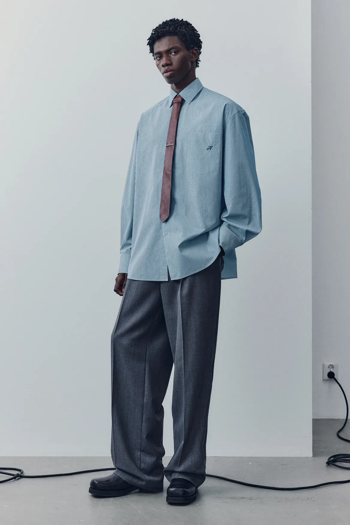 H&M Atelier Pre-Fall 2025: Ko poslovna uniforma sreča umetnost ležernega stila