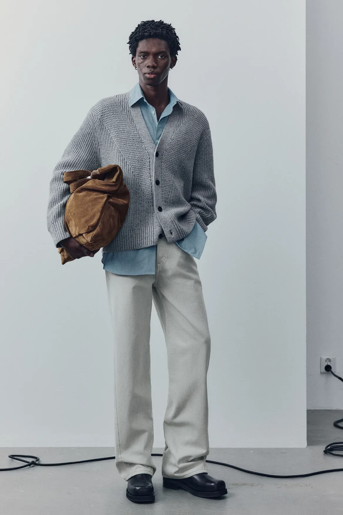 H&M Atelier Pre-Fall 2025: Ko poslovna uniforma sreča umetnost ležernega stila