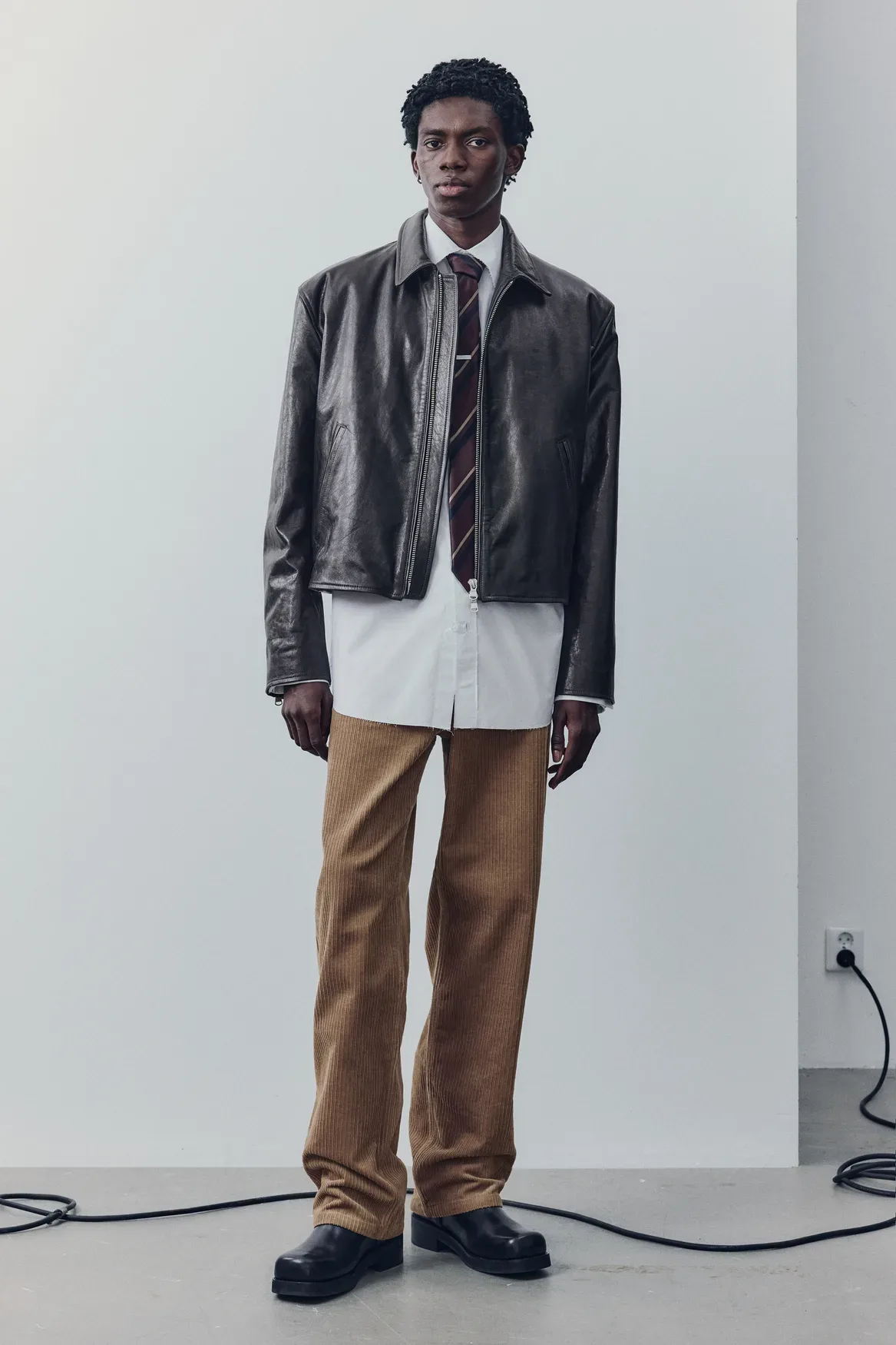 H&M Atelier Pre-Fall 2025: Ko poslovna uniforma sreča umetnost ležernega stila