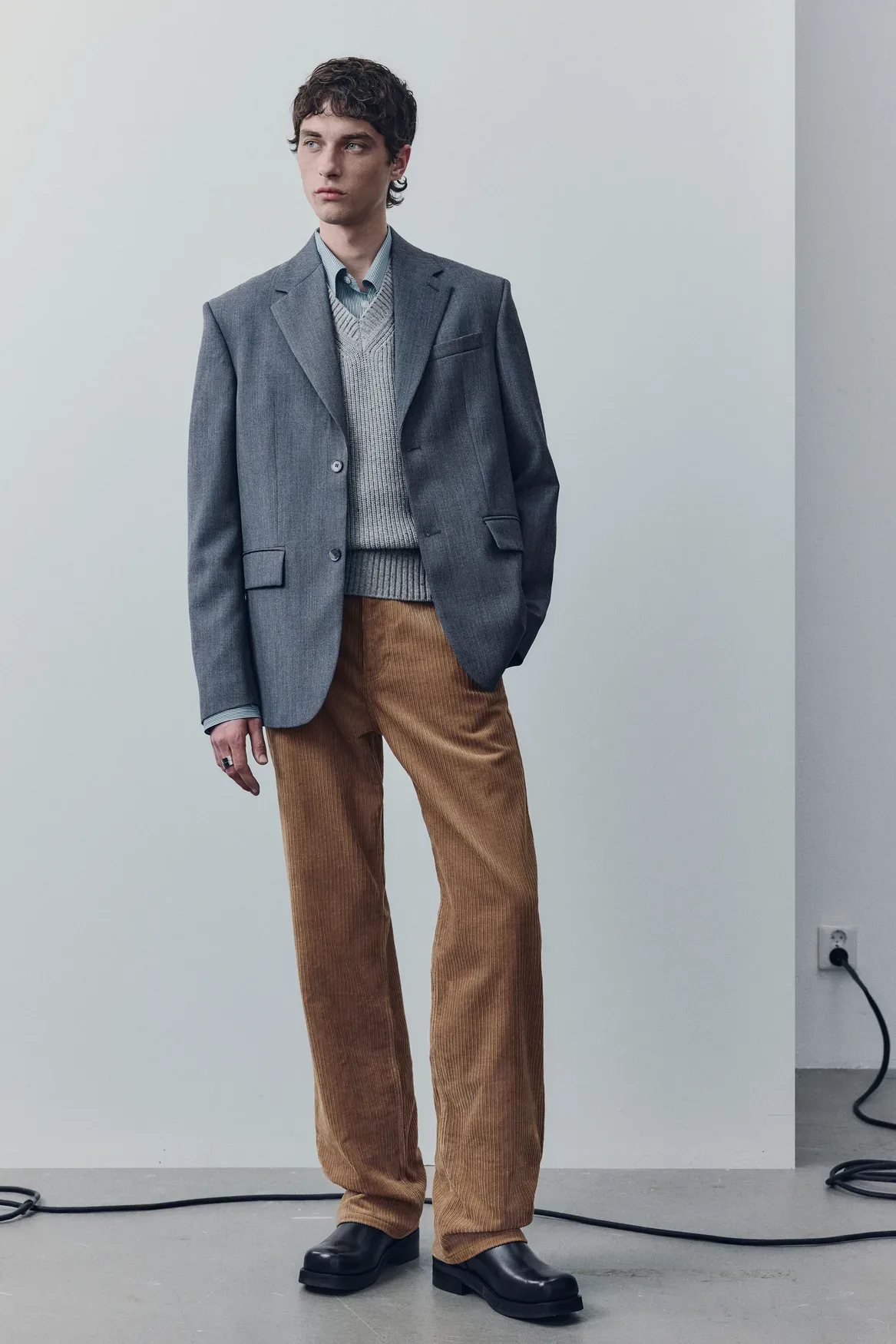 H&M Atelier Pre-Fall 2025: Ko poslovna uniforma sreča umetnost ležernega stila