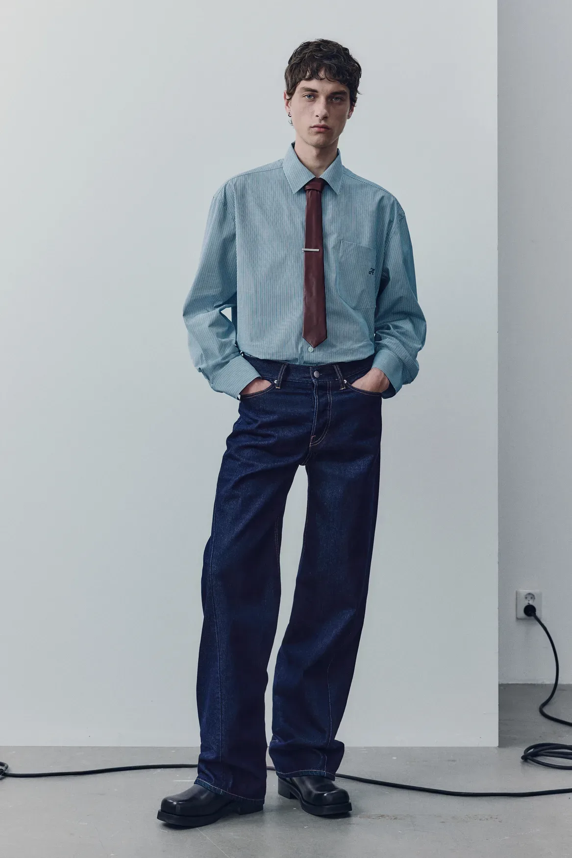 H&M Atelier Pre-Fall 2025: Ko poslovna uniforma sreča umetnost ležernega stila