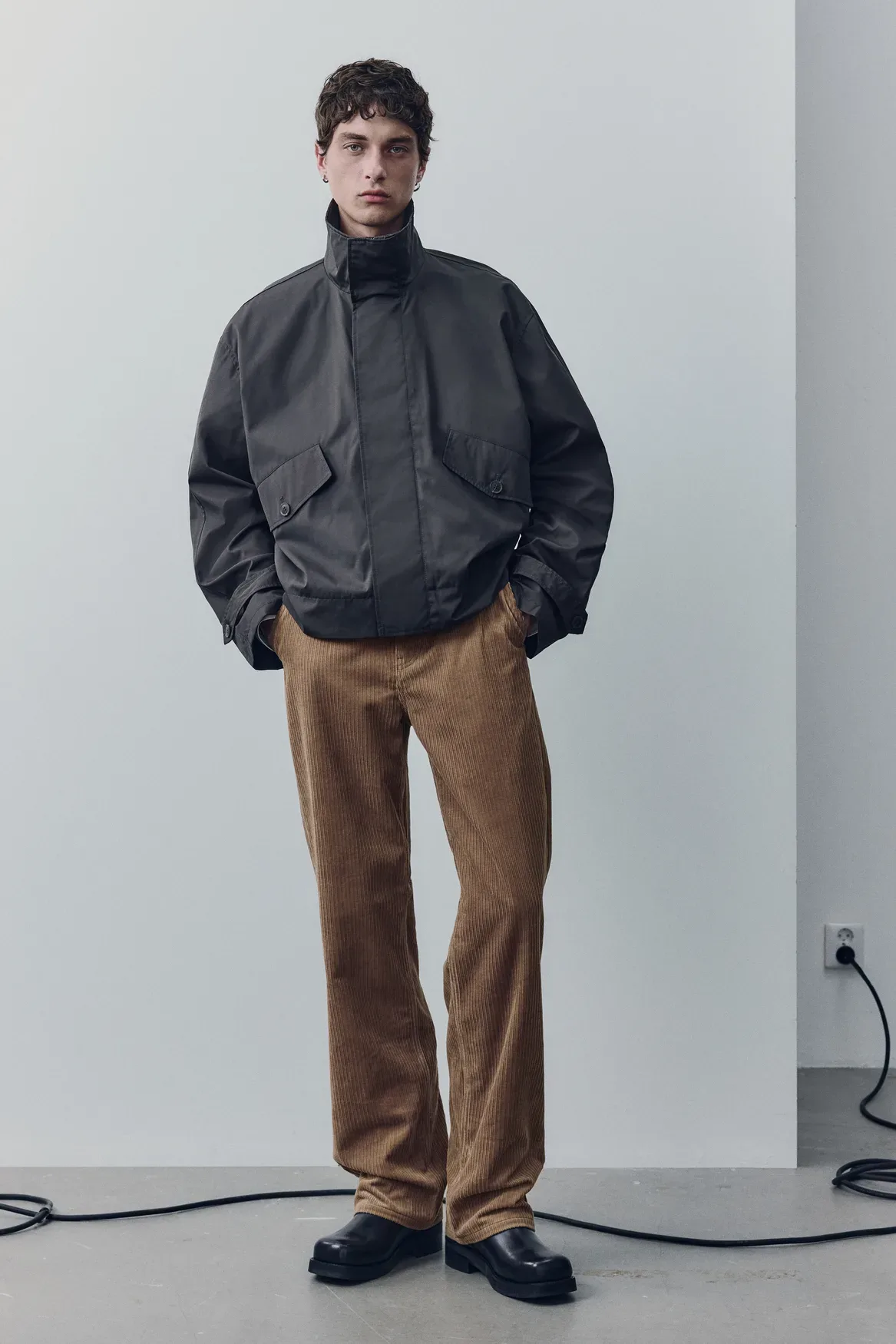 H&M Atelier Pre-Fall 2025: Ko poslovna uniforma sreča umetnost ležernega stila