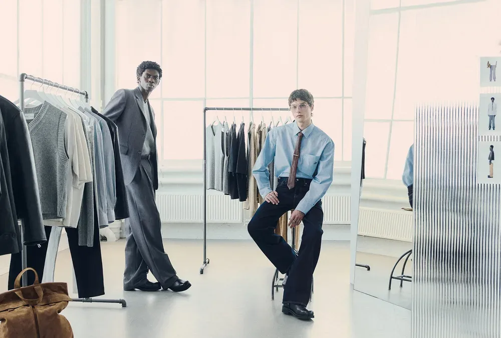 H&M Atelier Pre-Fall 2025: Ko poslovna uniforma sreča umetnost ležernega stila