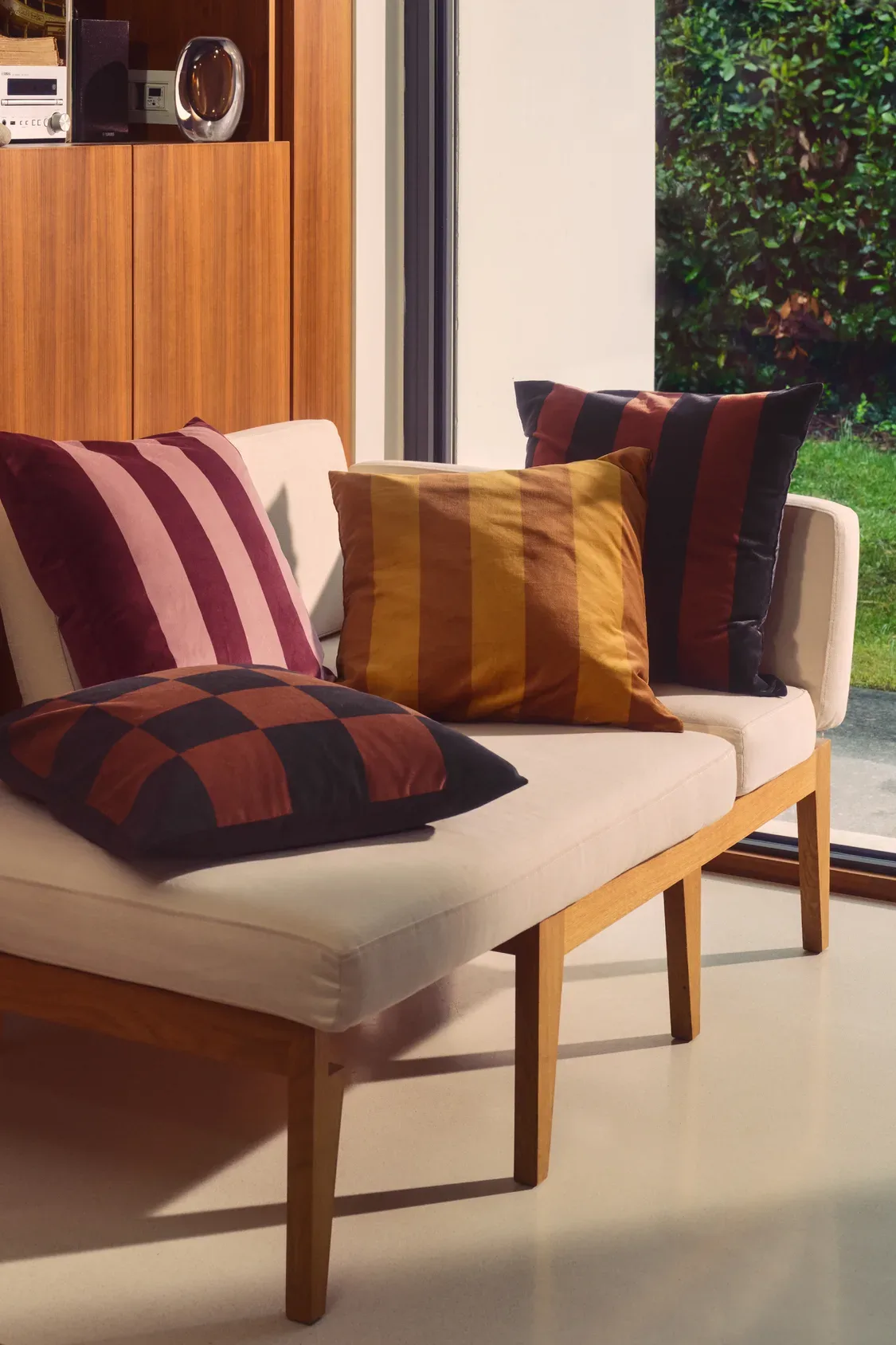 H&M HOME jesen 2025: Topla eleganca modernizma z retro pridihom