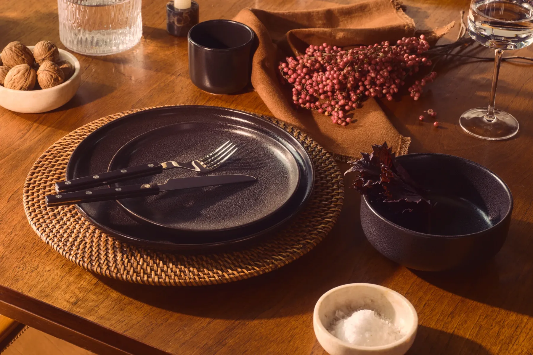 H&M HOME jesen 2025: Topla eleganca modernizma z retro pridihom